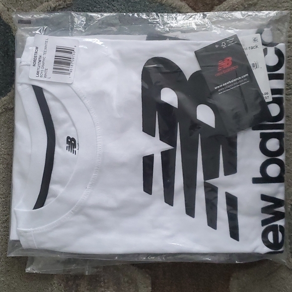 [NEW BALANCE] Kids' Logo Graphic Tee - Picture 2 of 2